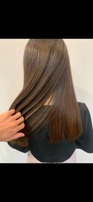 ミディアム カラー トップ スタイリストのヘアスタイル