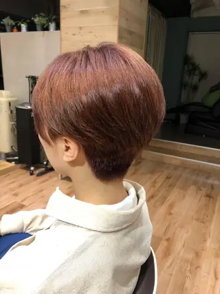 ショート カラー トップ スタイリストのヘアスタイル