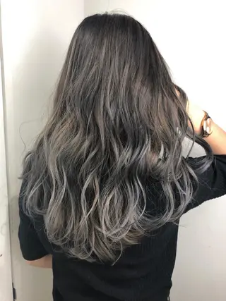 セミロング 白髪ぼかしハイライト バレイヤージュヤマトのヘアスタイル