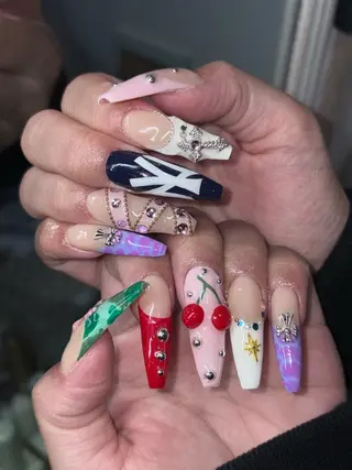 ネイル さゆり￤推しキャラ ￤ロングネイル🩷のネイルデザイン