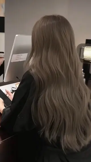 ロング カラー 🌟小顔レイヤー× 赤み消し透明感カラーのヘアスタイル