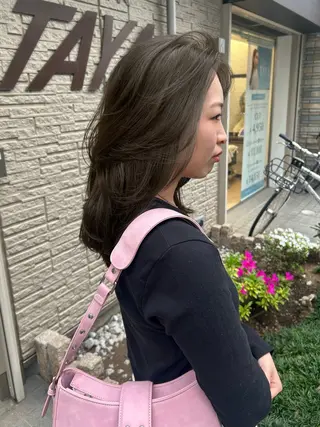 ミディアム カラー 三富 陽菜のヘアスタイル