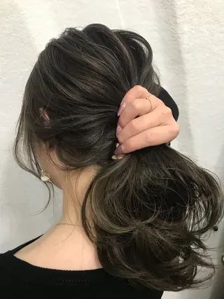 ミディアム カラー ヘアアレンジ 白髪ぼかしハイライト バレイヤージュヤマトのヘアスタイル