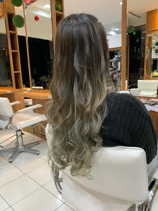 セミロング カラー 白髪ぼかしハイライト 柳川拓哉のヘアスタイル