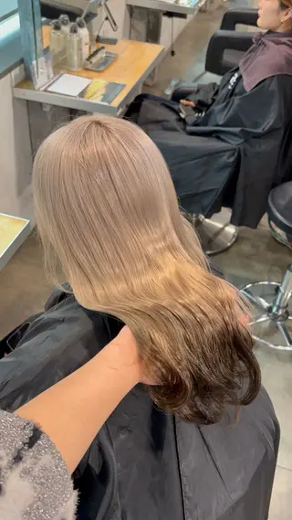 ロング カラー 透明感ベージュ/ レイヤー縮毛矯正のヘアスタイル