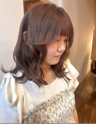 ミディアム nacoハイトーン ベージュ🤍のヘアスタイル