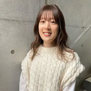セミロング カラー 顔まわりレイヤー デザインカットのヘアスタイル