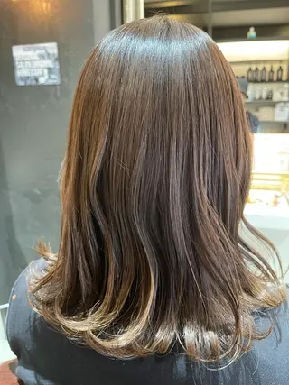 ミディアム カラー Avery SHINのヘアスタイル