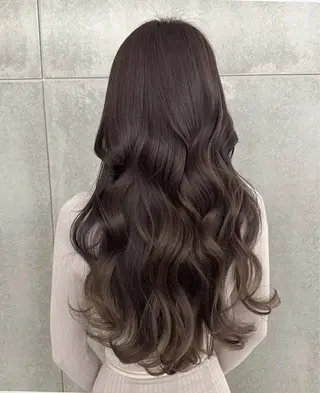 セミロング 𝑴𝑰𝒀𝑼🩰 /透明感カラー/青山のヘアスタイル