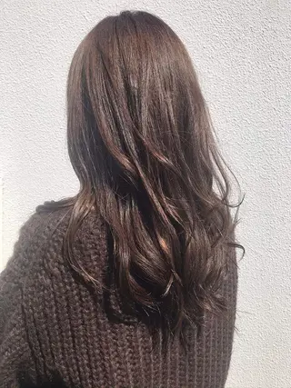 セミロング カラー 韓国🇰🇷レイヤー カットオリーブカラーのヘアスタイル