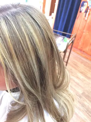 セミロング カラー kou艶髪師色髪師 こう 艶髪師色髪師のヘアスタイル