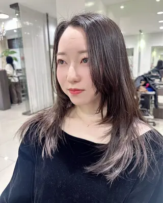 ロング レイヤー 艶々カラーのヘアスタイル