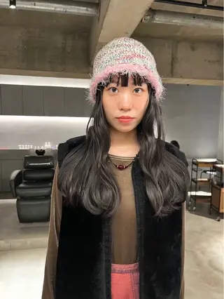 ロング カラー 纐纈 釉羽のヘアスタイル