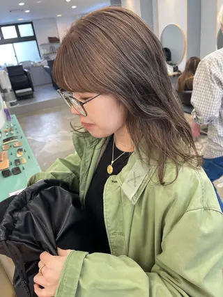 ミディアム カラー 💓パーマ，💗 レイヤーカットのヘアスタイル
