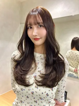 ロング 韓国🇰🇷レイヤー カットオリーブカラーのヘアスタイル