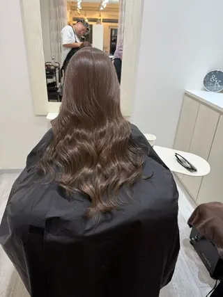 セミロング andKおもろまち店 艶ダブルカラー✨のヘアスタイル
