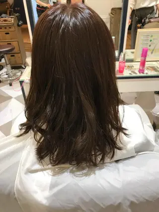 ミディアム カラー 粟田 めぐみのヘアスタイル