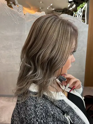 カラー 長南 やよいのヘアスタイル