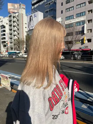 セミロング カラー ミルクティー× グレージュMOMOのヘアスタイル