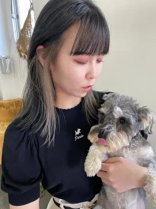 セミロング カラー qiie リタッチ 黒染め　ワンカラーのヘアスタイル