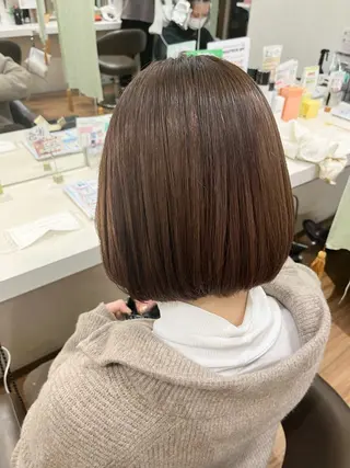 ミディアム 切りっぱなしボブ/ 艶カラー/綾莉のヘアスタイル