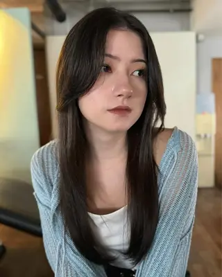 ロング ブリーチカラー/ブロ ンドレイヤーカットのヘアスタイル