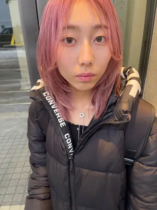 ミディアム カラー 💓パーマ，💗 レイヤーカットのヘアスタイル