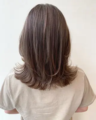 ミディアム カラー 立川 奈那子のヘアスタイル