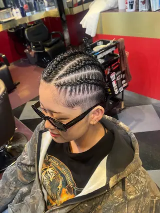 ショート デザインカラー/ ブリーチ/コーンロウのヘアスタイル