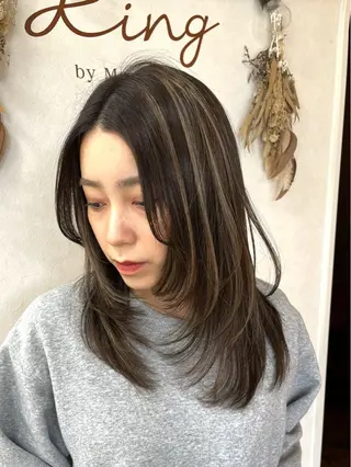 セミロング issy/ハイライト ハイトーン／レイヤーのヘアスタイル