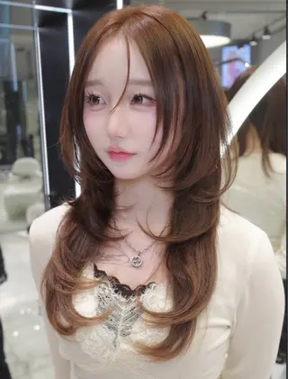 ロング がわ/ハイレイヤー /ハイトーンカラーのヘアスタイル