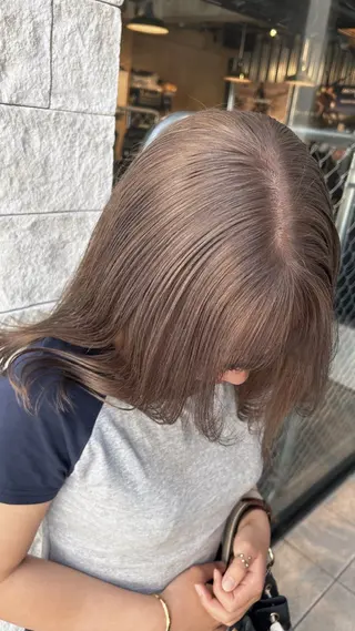 ミディアム カラー ハイトーンボブ 前田 表参道 グレージュのヘアスタイル