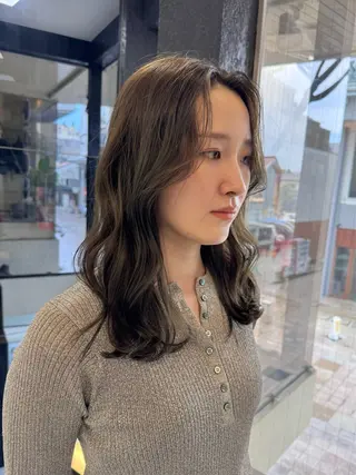 ミディアム カラー KOHNO ナチュラルデザインのヘアスタイル