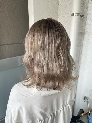 ミディアム カラー 岩谷/ブリーチ 🪽透明感カラーのヘアスタイル