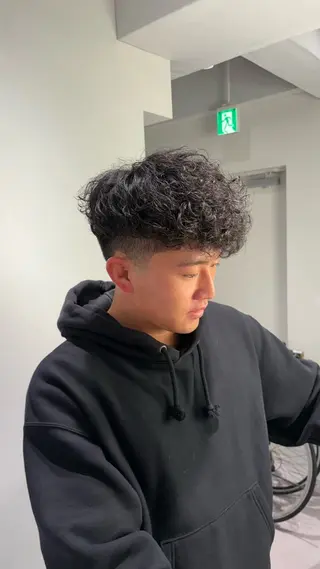 ミディアム パーマ メンズ 高橋 周のヘアスタイル