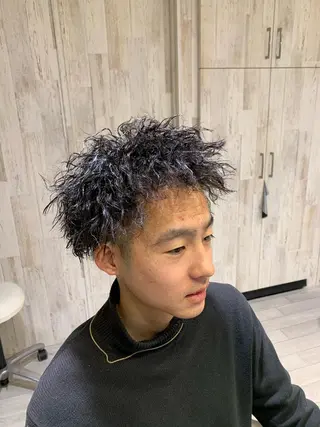 ショート パーマ メンズ 岡本 勇輝のヘアスタイル