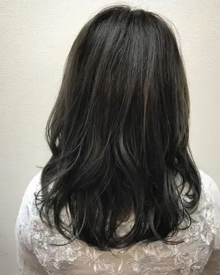 セミロング カラー 吉森 満俊のヘアスタイル