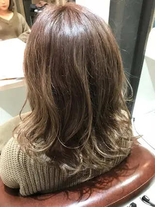 セミロング カラー Avery SHINのヘアスタイル