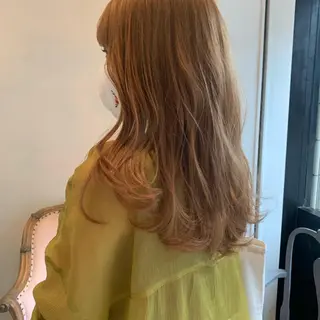 ロング SAKINO. ベージュカラーのヘアスタイル