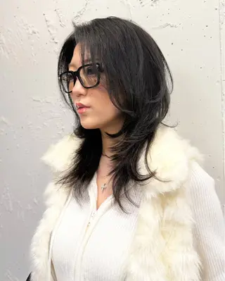 ミディアム RINA ブリーチ / 海外レイヤーのヘアスタイル