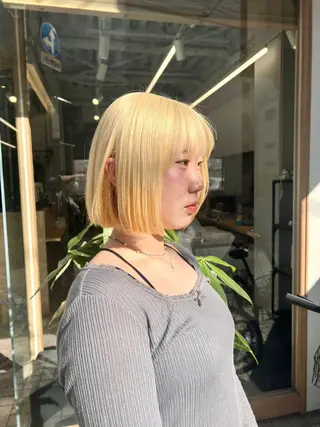 ショート カラー ブリーチ毛の縮毛矯正 ハイトーン/岡本智樹のヘアスタイル