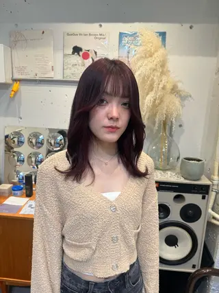 ミディアム カラー 黒田 千晴のヘアスタイル