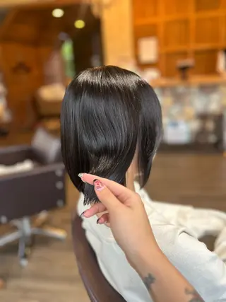 ショート カラー 井上 花音のヘアスタイル