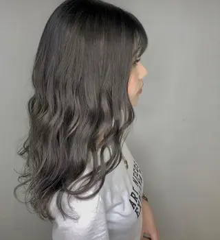 ロング カラー 川上 麻梨阿のヘアスタイル
