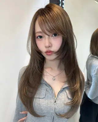 ミディアム カラー レイヤーカット 透明感カラーのヘアスタイル