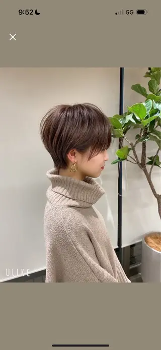 ショート かなこ／重めレイヤー ／透明感カラーのヘアスタイル