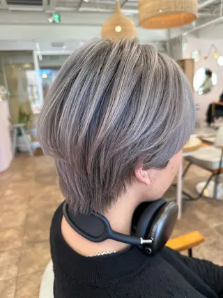 ショート カラー 篠原 美月のヘアスタイル
