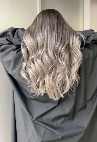 ロング 🫧バレイヤージュ/ ハイトーン/ミズキのヘアスタイル