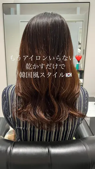 セミロング カラー パーマ コテ巻き風パーマ 韓国風パーマ　無重力のヘアスタイル