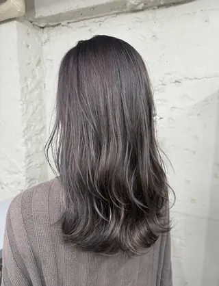 ロング カラー Tee’s ケアブリ ーチ ハイライトのヘアスタイル